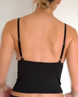 Top negro de breteles finos con escote en V decorado con puntilla de encaje. Confeccionado en tela lisa con ajuste al cuerpo.