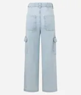 Pantalón cargo de jean azul, de corte recto y tiro alto, con bolsillos laterales y cierre frontal con botón y cremallera.