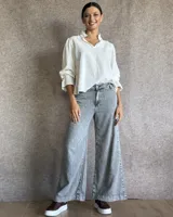 Pantalón de jean gris claro con corte palazzo y cintura alta.