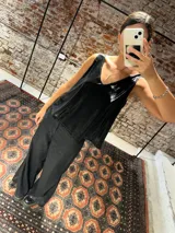 Musculosa de corte holgado con acabado brillante, escote en V pronunciado en la espalda y breteles anchos.