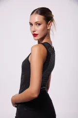 Body negro sin mangas con pequeños calados en forma de cruz.