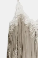 Vestido largo de viscosa color gris verdoso, con escote en pico, tirantes finos ajustables y detalles de bordados contrastantes en el cuerpo.