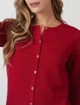 Cardigan de tejido fino en color gris, con cuello redondo, cierre frontal con botones y mangas tres cuartos.