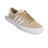 Championes Adidas Matchbreak Super de estilo urbano, confeccionados en gamuza color beige con las icónicas tres tiras laterales en color crema. Presentan una suela de goma blanca vulcanizada y detalle de logo en el talón.