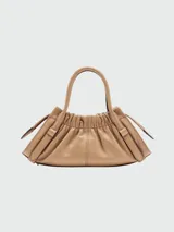 Cartera satchel pequeña de cuero negro con diseño fruncido en la parte superior, doble asa de mano y correa ajustable para llevar al hombro o cruzada. Incluye cierre metálico frontal con logo grabado.
