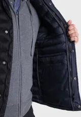 Campera acolchada negra con mangas largas azul marino y capucha gris.