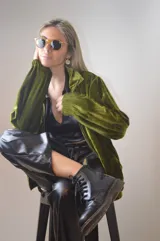 Campera verde aceituna de terciopelo con cierre frontal, cuello alto y puños elásticos.