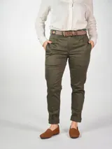 Pantalón de campo de gabardina con lycra, corte recto y bolsillos laterales.