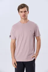 Remera lisa de manga corta y cuello redondo, color gris oscuro, de calce cómodo con pequeño logo bordado en el pecho.