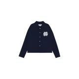 Camisa de manga larga azul marino con cierre frontal de botones, cuello camisero y gran escudo bordado en contraste en el pecho.