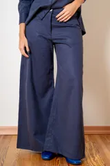 Pantalon de corte wide leg en color azul marino, con cintura alta, cierre frontal con boton y bolsillos laterales.