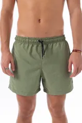 Short de baño verde militar con cintura elástica ajustable con cordón negro, bolsillos laterales y bolsillo trasero con cierre.