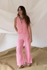Pantalón de tiro medio-alto, corte recto y relajado, confeccionado en tela liviana de caída fluida con aberturas laterales en el ruedo.