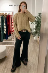 Sweater color visón con diseño de espiga en el tejido, de manga larga y cuello redondo.