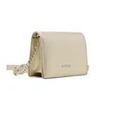 Bandolera dorada de cuero sintético texturizado, con correa ajustable y cierre con broche imantado.