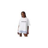 Remera oversize blanca Eme Studios, con cuello redondo, mangas cortas y estampa frontal con el logo de la marca en colores azul y rojo junto al texto 'always grateful'.