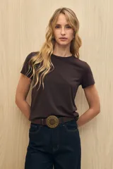 Remera básica de manga corta con cuello redondo y silueta ajustada, confeccionada en una mezcla de lyocell y elastano que proporciona una textura suave, liviana y elástica.