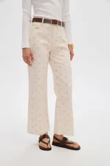 Pantalón recto de algodón color beige con estampado sutil y tiro medio.