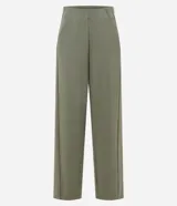 Pantalón de corte recto confeccionado en tejido de modal con mezcla de poliéster y elastano. Presenta un diseño minimalista con cintura elástica y costuras verticales que aportan estructura a la prenda.