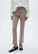 Pantalon de vestir color beige, de corte recto y tiro medio, con bolsillos laterales y cierre oculto.