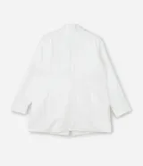 Blazer de poliéster color blanco, de corte sastrero, con cuello solapa, botón dorado redondo contrastante, manga larga con botón y bolsillos fake de solapa delanteros.