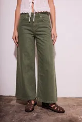 Pantalón tipo wide leg de tiro medio, confeccionado en denim de algodón con acabado lavado en tono verde oliva. Presenta diseño de cinco bolsillos, cierre frontal con botón y cremallera, y corte recto de pierna ancha.