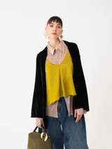 Kimono largo de terciopelo negro, con mangas largas y diseño abierto. Confeccionado en una mezcla de viscosa y poliamida, ofrece una caída fluida y elegante.