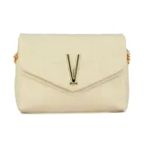 Cartera tipo sobre de diseño acolchado en color beige, con solapa frontal y aplique metálico dorado con forma de letra V. Incluye correa de cadena dorada.