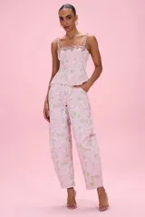 Top de mujer de jacquard rosa con textura Garden, tirantes anchos y escote cuadrado adornados con pedrería brillante.
