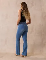 Jean bootcut de tiro alto, pierna recta y terminación bootcut. Pretina con pasadores, botón y cierre. Delantera y trasera con bolsillos.