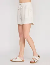 Short de lino marca Allie Rose, de tiro alto y corte holgado en color beige, con cintura elastizada y costura de nervadura vertical en el frente.