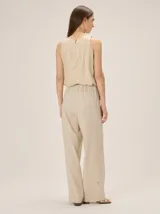 Pantalón de corte clásico y pierna recta, confeccionado en mezcla de lino, algodón, viscosa y poliéster. Cuenta con cintura elastizada.