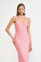 Vestido largo rosado de tejido de punto con diseño de espiga, escote en V, breteles finos y aberturas laterales en la cintura.
