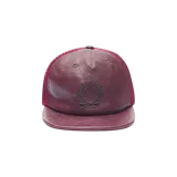 Gorro trucker color bordó con frente y visera de cuero sintético y paneles traseros de red. Cuenta con un escudo bordado en la parte frontal y visera plana.