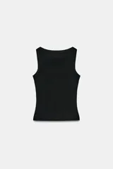 Musculosa de algodón fit entallado con escote redondo y diseño liso.