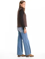 Chaleco capitoneado color verde oliva, con cuello alto, cierre frontal completo y bolsillos laterales. El interior está completamente forrado en símil piel para mayor calidez.