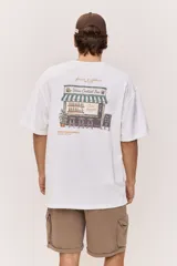 Remera oversize blanca de manga corta, con corte amplio y estampa gráfica pequeña en el pecho.