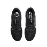 Championes de running Nike modelo Pegasus 40, color negro con detalles en blanco. Presentan una parte superior de malla transpirable, entresuela con tecnología Zoom Air para amortiguación y suela de goma con tracción.