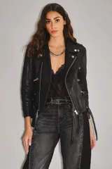 Campera de cuero ovino estilo motoquero con solapas, charreteras en los hombros y cierres metálicos plateados en el frente, bolsillos y puños.