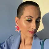 Aros colgantes con forma de flor, de acrílico transparente con detalles en rosa y rojo.