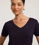 Blusa básica de corte regular confeccionada en viscosa con elastano, de color azul oscuro, con escote en V y mangas cortas.