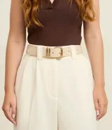 Cinto de material sintético color beige claro, con hebilla metálica cuadrada de doble barra en tono dorado.