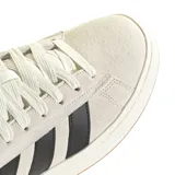 Championes Adidas Grand Court Alpha, color gris claro con las tres franjas características en negro, detalles oscuros en el talón y suela de goma.