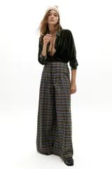 Pantalón tipo culotte de tiro alto con diseño de cuadros, corte amplio y piernas anchas. Cuenta con pinzas en la cintura, cierre frontal con gancho y bolsillos laterales.