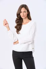 Blusa clásica de manga larga en color blanco, con cuello redondo y diseño fluido.