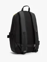 Mochila negra de poliuretano con compartimento principal y cierre de doble cremallera con tiradores amarillos a contraste. Cuenta con bolsillo frontal con cremallera, asa superior, correas ajustables y acolchadas, y parche engomado de Tommy Jeans en la parte delantera.