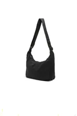 Bandolera de tela color negro, con diseño tipo hobo, cierre superior y correa ajustable para llevar al hombro o cruzada.