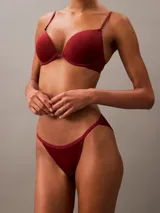 Bombacha de bikini roja de microfibra suave y elástica, con cintura elástica con logo de Calvin Klein.