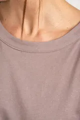 Remera de algodón peinado color lila, con mangas cortas con vuelta y cuello redondo.
