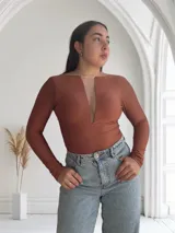 Body color camel de mangas largas con escote en V pronunciado y detalle de tul transparente en la parte superior del pecho.